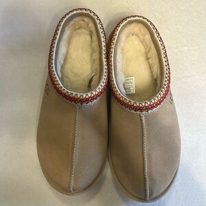 Women’s UGG slipper